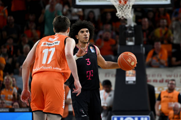 她再次投身 她再次投身